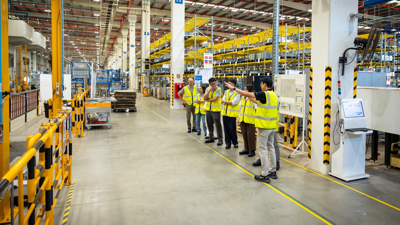 Team Giặt Ơi cùng đối tác tham quan dây chuyền sản xuất bên trong nhà máy Alliance Thái Lan