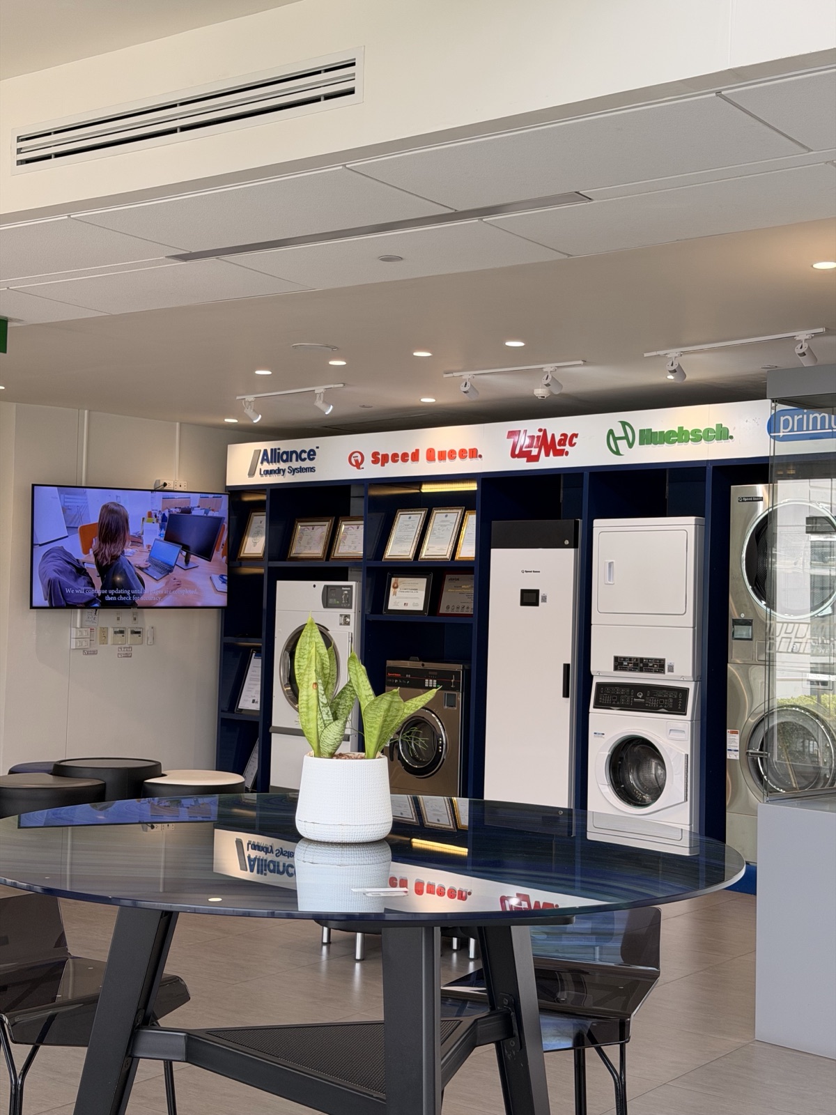 Showroom Alliance — máy giặt Speed Queen, UniMac, Huebsch, Primus và IPSO trưng bày