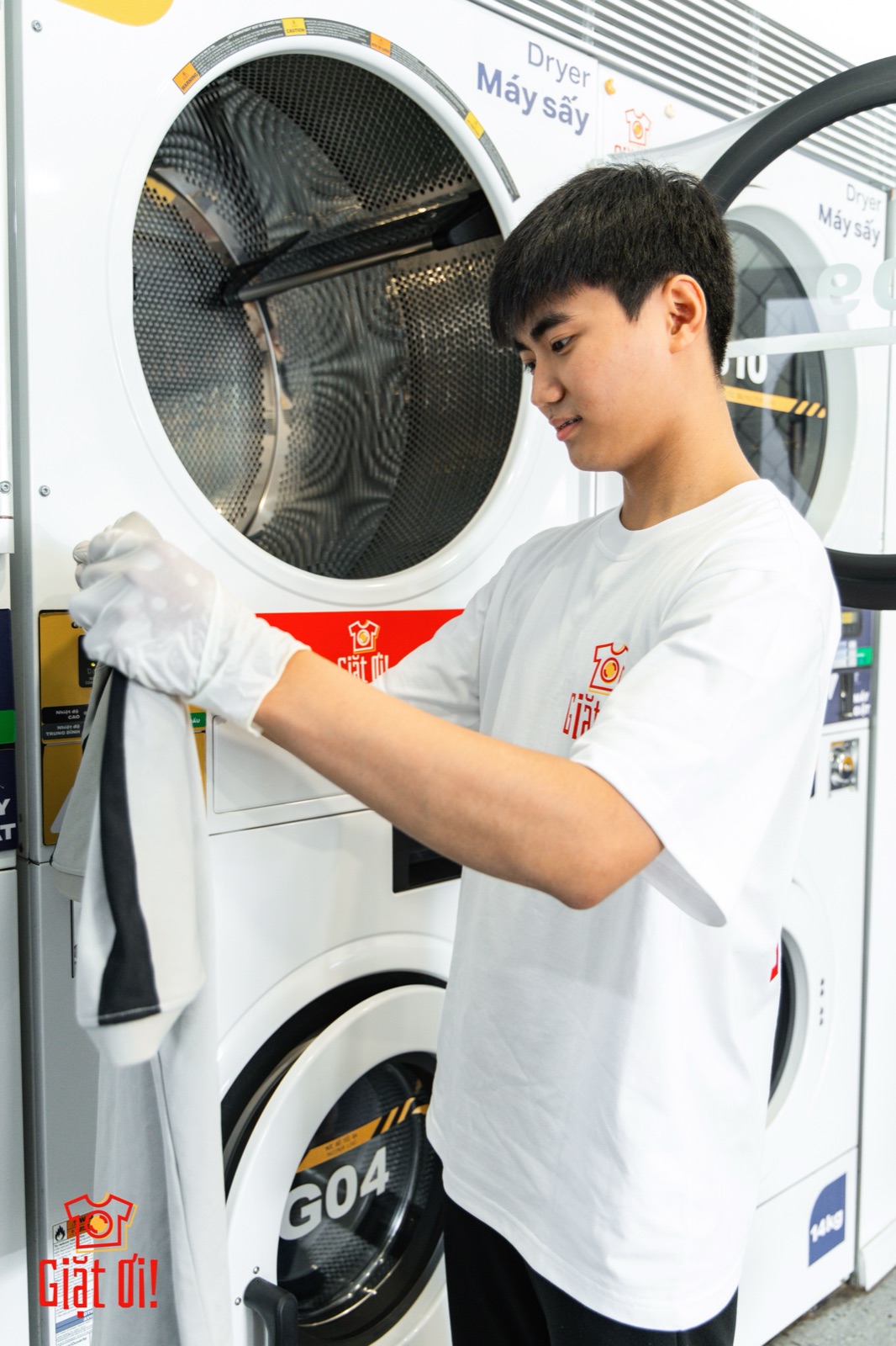 Kiểm tra từng món vải trước khi giặt tại đối tác Giặt Ơi!