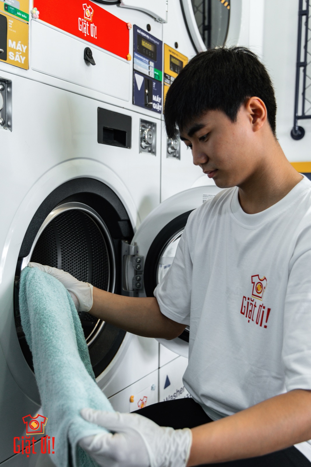 Giặt Ơi! — giặt hoả tốc · nhân viên cho đồ vào máy